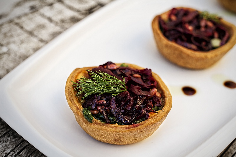 Przepis na tartaletki z kruchego ciasta z hummusem i warzywami