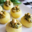 Przepis na aromatyczne kluski śląskie z kremowym sosem serowym z pesto, pieczarkami i orzechami