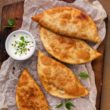 Tatarskie czebureki z farszem mięsno-serowym i sosem
