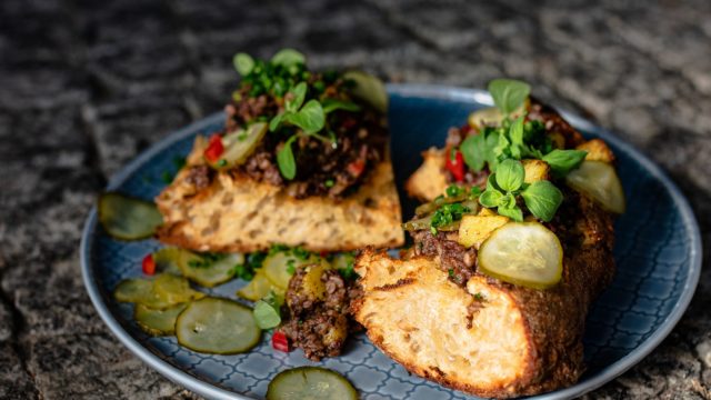 Acorda a alentejana u nas pajda chleba z kaszanką, ziemniakami, ogórkiem z beczki_Portugalia