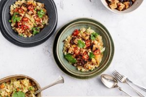 Weganska_salatka_z_komosa_ryzowa_marynowanym_tofu_thermomix_small W 2021 roku lekko zaczynaj i kończ dzień! Śniadanie zjedz jak król – Kolację jedz jak żebrak? Nie do końca!