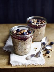 nocna owsianka_tm_small W 2021 roku lekko zaczynaj i kończ dzień! Śniadanie zjedz jak król – Kolację jedz jak żebrak? Nie do końca!