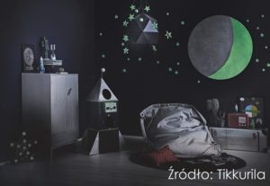 Tikkurila Taika Glow (fluorescencyjny laserunek), Tikkurila Taika Pearl Paint_kolor srebrny (ksiezyc), Tikkurila Optiva Satin Matt 7_kolor M350 Ink (sciana) Magiczna ściana, czyli pomysł na kreatywny prezent dla dziecka