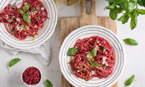 Makaron z pesto z buraka Zjedz różowy obiad i pamiętaj, by w październiku zbadać się dla mnie!